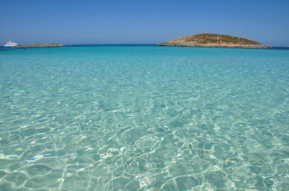 Bowtrip's tweet photo. No existe agua más espectacular que el de Ses Illetes #Formentera ¿Te vienes?
#Bowtrip #crewmember  #elveranodetuvida http://t.co/fhCRz41hV4