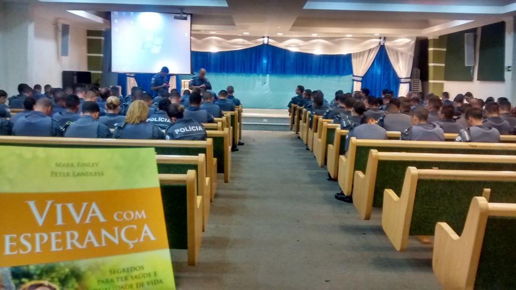 130 novos policiais na região do capão redondo, recebem o livro missionário de 2015 na EA Alvorada
#VivaComEsperanca