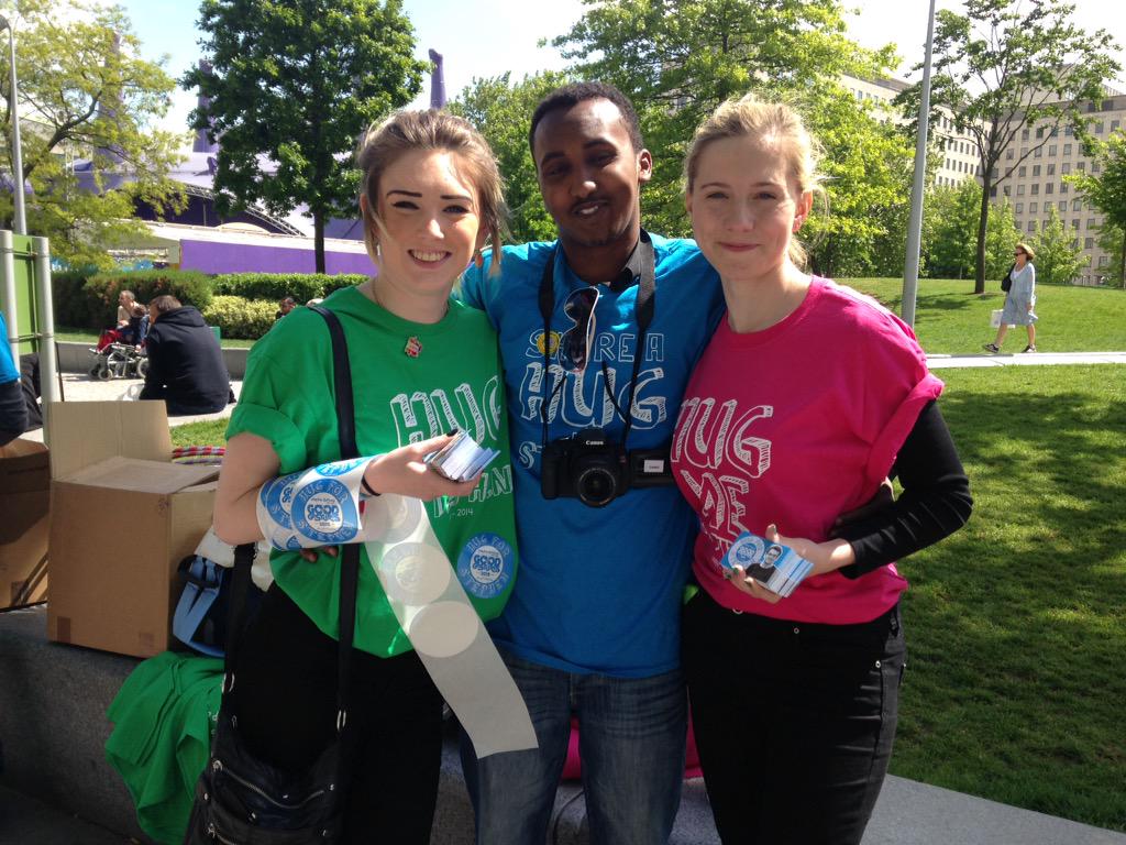 FixersIzzy's tweet photo. #GoodGesturesDay about to kick off on London's sunny Southbank. Let's get some #hugforstephen #london @FixersUK http://t.co/2yzVabRiAi