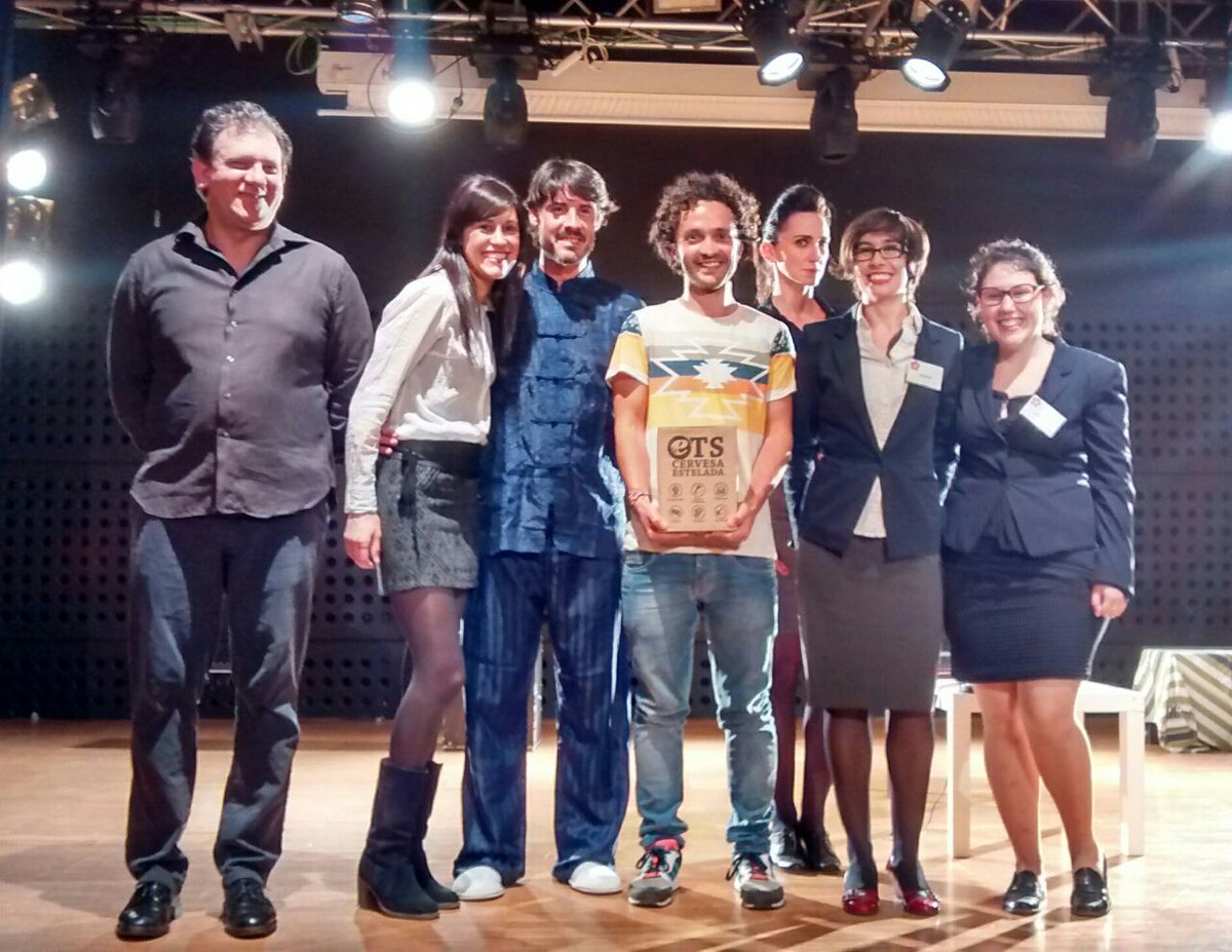 Peixospeixeres's tweet photo. Gran funció ahir de #ElJudici a @EjLaFontana! Aquí tenim al guanyador del sorteig del pack de @cervesaestelada. http://t.co/97qL97bnqi