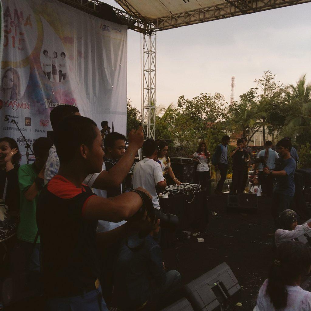 GHAMAFest2015's tweet photo. This is @DJ_Yasmin in action 🍻 http://t.co/9nN2OeHU0n