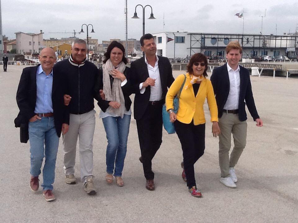 ElianaMaiolini's tweet photo. @simonabonafe @mangialardim @Volpini2015 @MPettinari87 
Gente allegra il ciel li aiuta #tiportoconme http://t.co/xW1kmoxQPs
