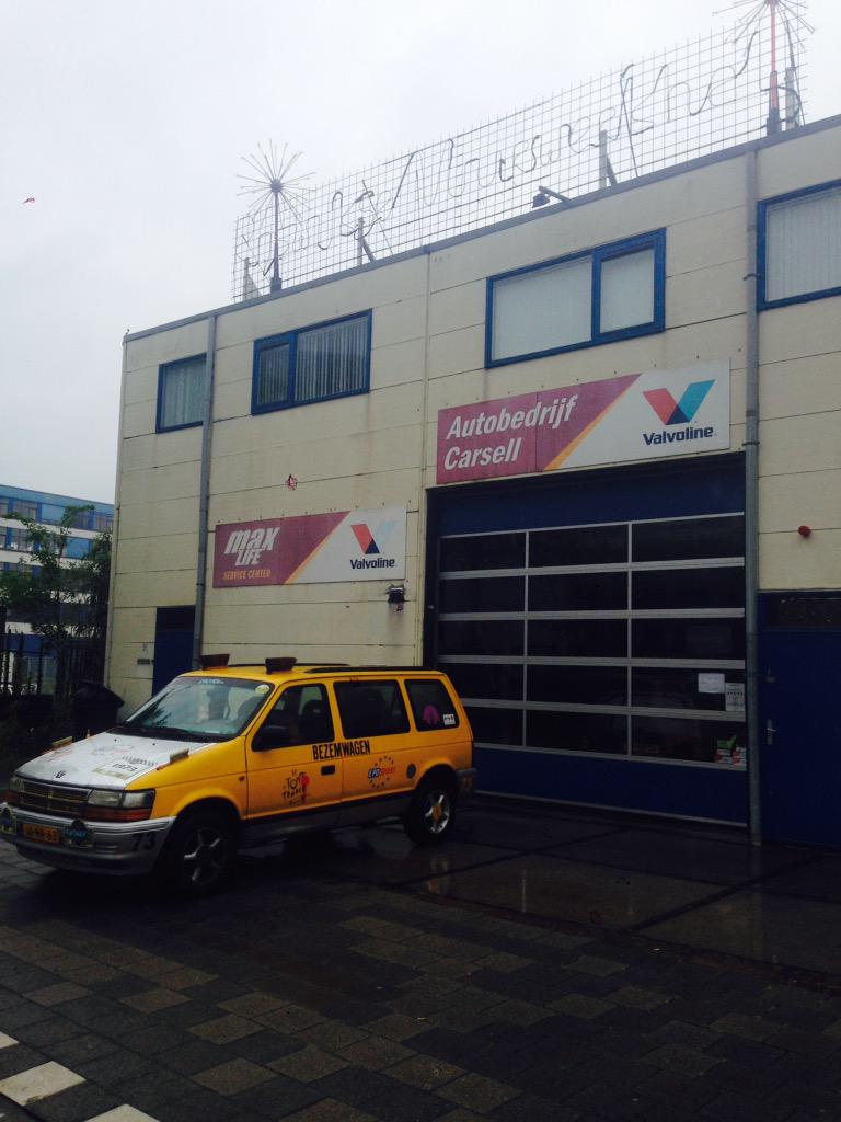 drive2care's tweet photo. Voor onze laatste run naar G.B. en Schotland kijkt onze trouwste sponsor #carsell de boel nog even na #carbagerun http://t.co/9J5MkVAorp