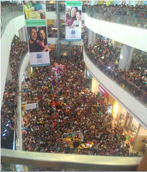 NadineOverdose's tweet photo. Pinatigil ang tour dahil sobrang dami tao nga naman, kahit ako feel ko di ako makakahinga dito. Safety first JaDines

http://t.co/lzAcSFLliy