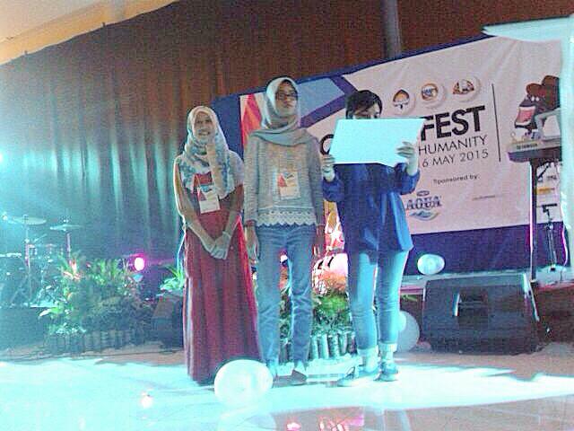 Selamat u/ Andi Rizzki K (tengah), Juara 2 Feature Writing <a href="/comminfest/">COMMINFEST 2025</a>! #ArekSangar <a href="/Commers_UA13/">Commers 2013</a>
(Pict: <a href="/comminfest/">COMMINFEST 2025</a>)