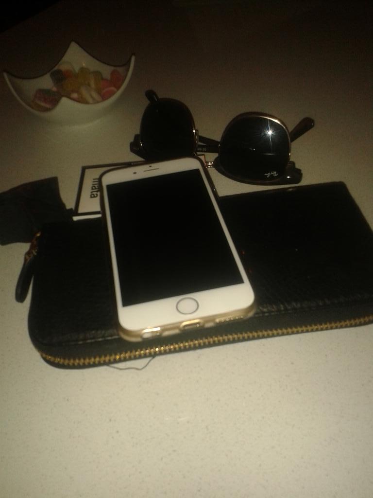 JJ0092's tweet photo. Accesorios de una choni... @Chumi_Mongui http://t.co/C4Ttnv0VAB