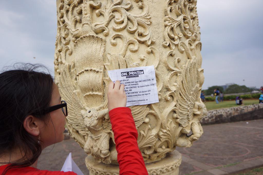 NoControlIndo's tweet photo. We DID post the #NOCONTROLINDO flyer on Monas wall. Have you post them everywhere? http://t.co/fTHswwJdGX