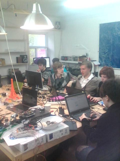 KrSer's tweet image. Ребята трудятся в поте лица #FutureLab #участники #GooglScienceFair