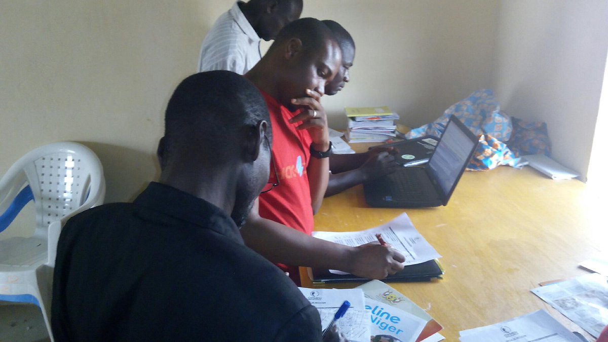 Cipmen's tweet image. le jury entrain de délibérer. Apparemment la tâche est de plus en plus difficile #h4dev_dosso #hack4dev