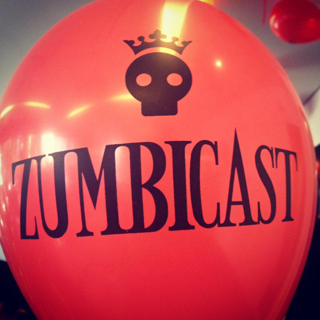 danpireslenda's tweet photo. Para quem não sabe o que é #ZCMB é o evento de aniversário do @zumbicastbr e do @medo_b que acontece agora em #SP http://t.co/LbiC27KWTF