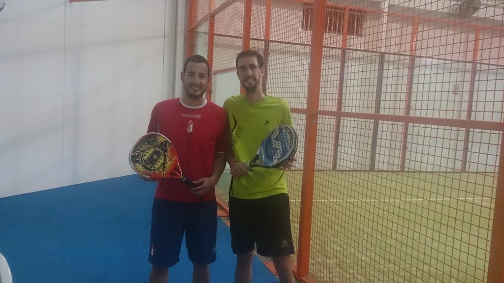 Luis_Ciria's tweet photo. Ayer clase magistral de los maestros @Luis_Ciria y @juaan88 6-4 7-5 6-2 El alumno @JuanFSA94 sigue aprendiendo #padel http://t.co/fCaTyCWAUi