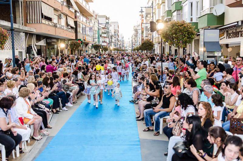AytoVLZ's tweet photo. Así fue la pasarela #fashion de #TorredelMar...no cogía ni un alfiler!!! @pdelgadobonilla @CLABAO @AxarquiaMNC http://t.co/BPI2YraT0G