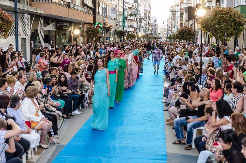 AytoVLZ's tweet photo. Así fue la pasarela #fashion de #TorredelMar...no cogía ni un alfiler!!! @pdelgadobonilla @CLABAO @AxarquiaMNC http://t.co/BPI2YraT0G