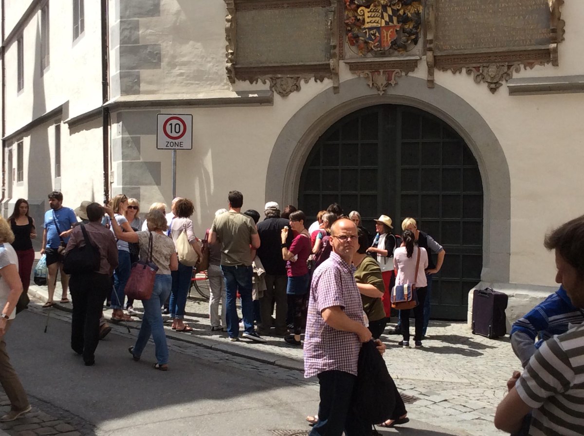 Buecherfest's tweet photo. Große Namen beim #Bücherfest...#RafikSchami liest in einer Stunde, die ersten Besucher sind schon da http://t.co/jeldi0OFJp