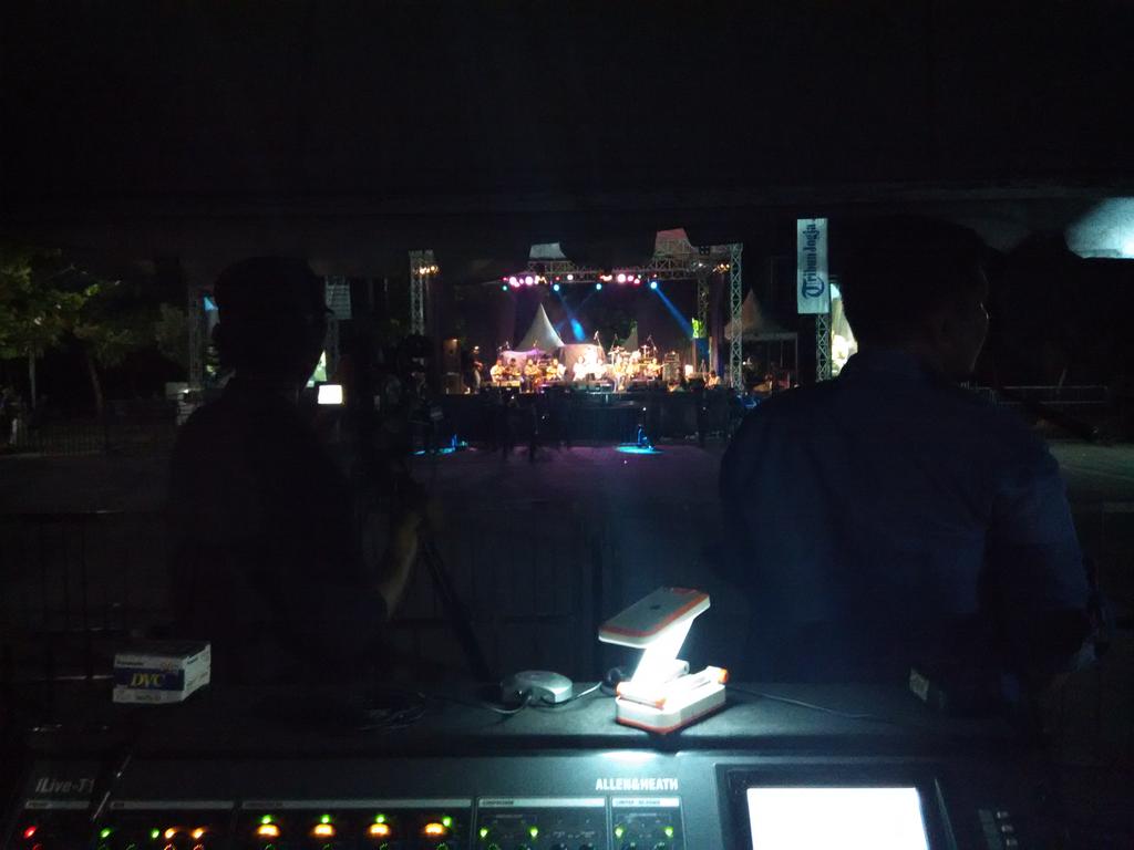 omnpp_'s tweet photo. First song yaa. Zeng cover by serempet gudal ~ http://t.co/2m66LGuSd9