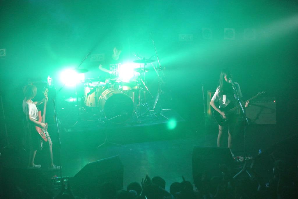 SHISHAMO_BAND's tweet image. 福岡DRUM LOGOSありがとうございました!!!2度目のロゴスワンマン、凄まじい熱気でした！福岡というなかなか来れない土地に私達を待っていてくださる方が沢山いて本当に嬉しかったです!!!次はZepp Fukuokaで!!!(吉川)