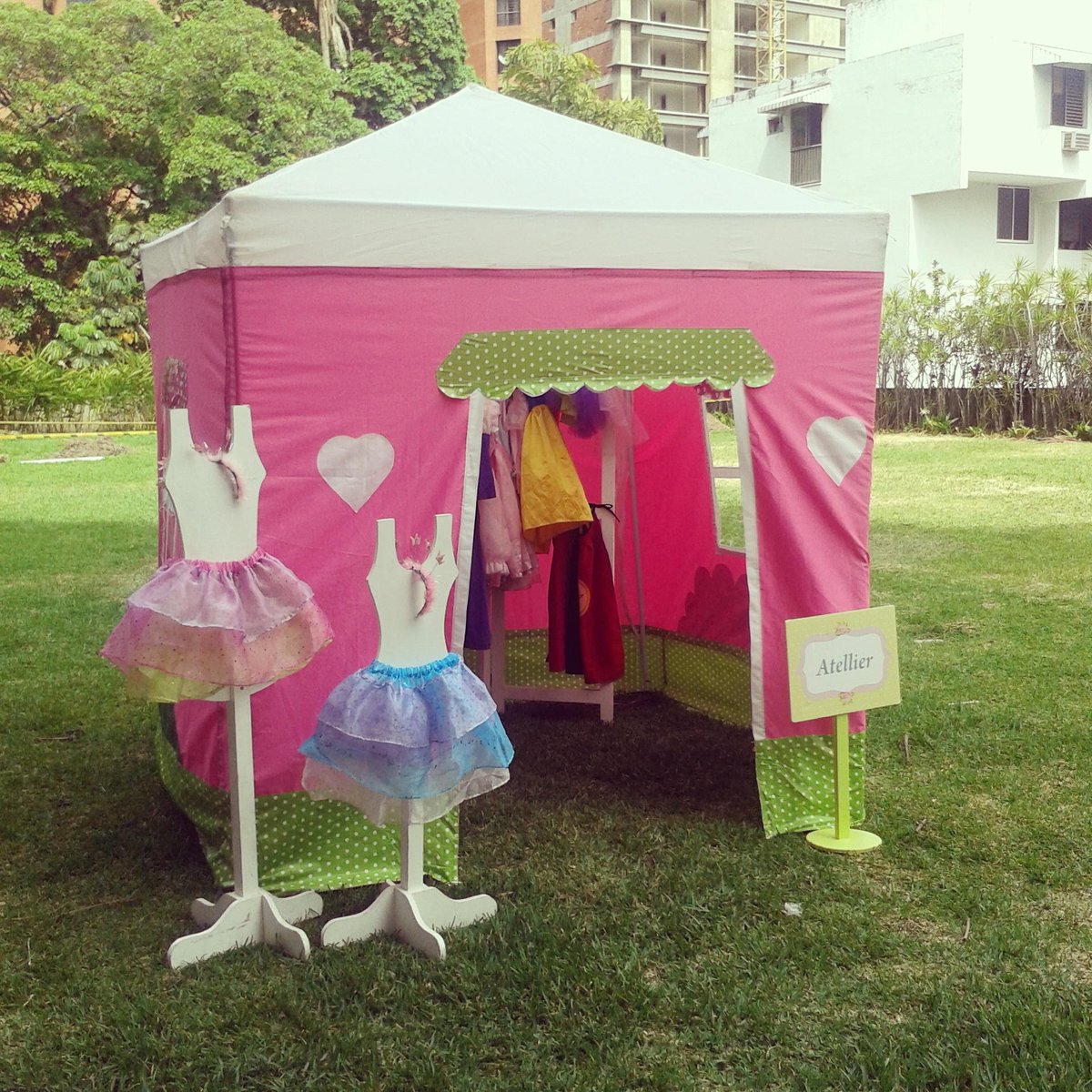 MiniSpaGirl's tweet image. El Atelier de casita de muñecas tiene muchosss  disfraces y accesorios para que la pases super.