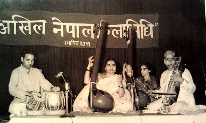 tablamontreal's tweet photo. Inspirational photo of Guruji Pt Sharda Sahai, accompanying legendary vocalist Girija Devi. Photo via @RahulRohitM. http://t.co/hFIZyuDqqk