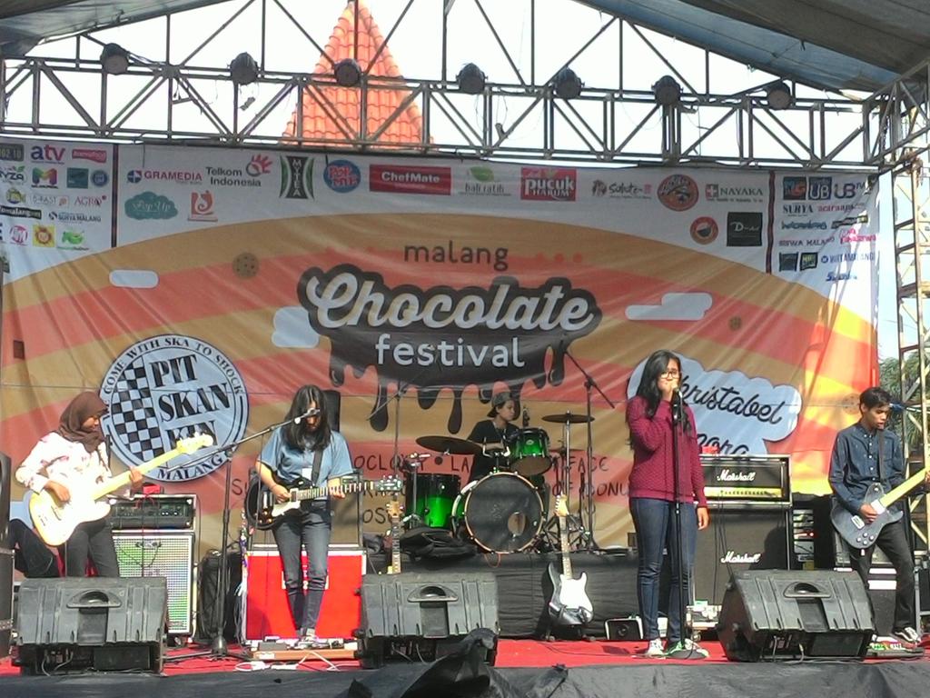 Terimakasih bikinacara EO dan teman2 yg sudah datang dan melihat kami! We love you guys!!