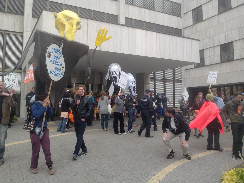 PiratenKS's tweet photo. Herrlich bunter Protest vor Wintershall
#stoppfracking http://t.co/5P3Vo1zBvt