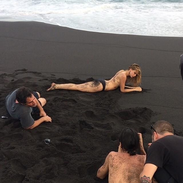 AshAndHerGhosts's tweet photo. หาดทรายสีดำ เกิดจากลาวาที่ไหลทะลักลงสู่ทะเลและเย็นตัวลง พบเห็นได้ในแคลิฟอร์เนีย เมาอี ฮาวาย บาหลี อลาสกา และไอซ์แลนด์ http://t.co/cLcQnWj0TT