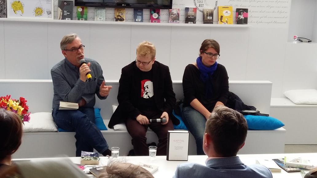 MrChalupka's tweet photo. O #Piketty'm podczas #WTK2015 na stoisku Instytutu Francuskiego rozmawiają Lichnerowicz Żakowski i Sutowski @krytyka http://t.co/fBPwfF0NfA