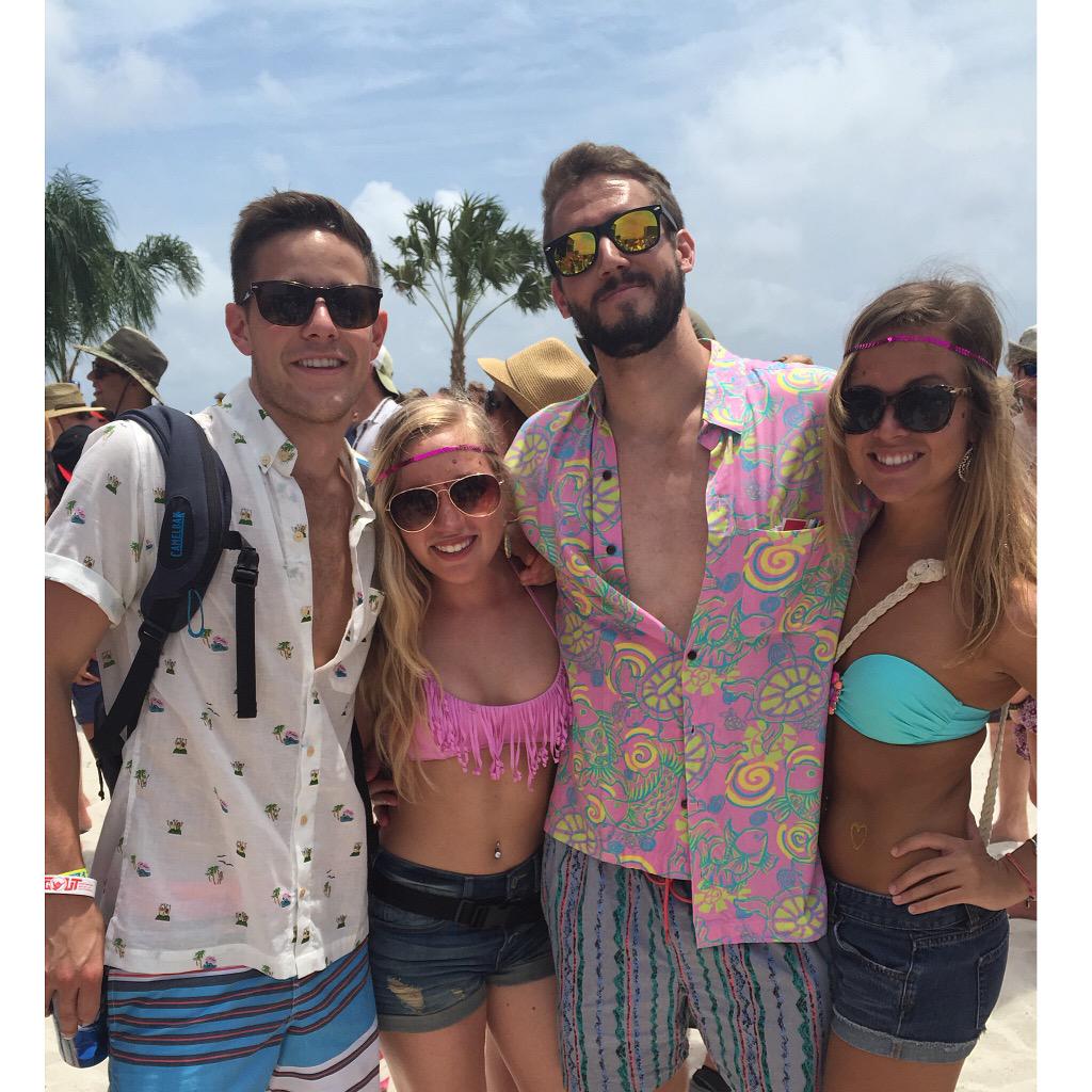 Couple buds hangin' out in Gulf Shores, Alabama 🍻🌴👌 #hawaiinot #bloombaby #hangoutfest #merica