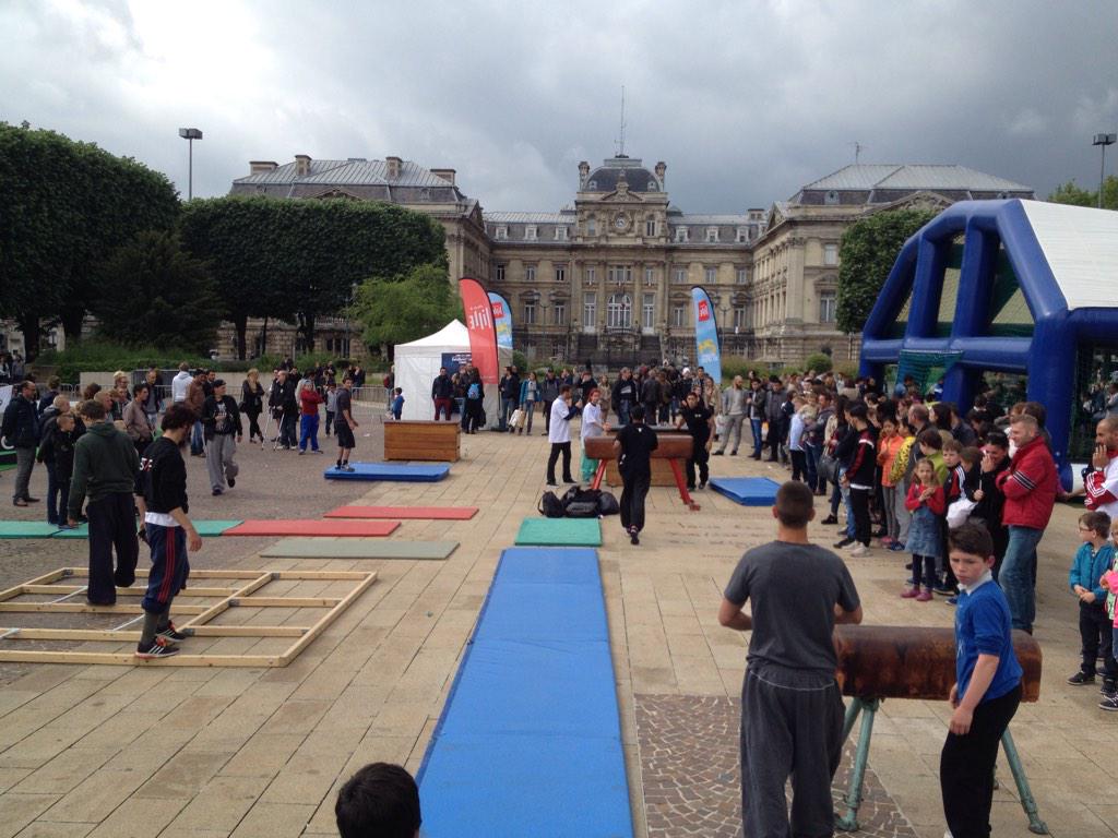 Demonstration de #parkour59 sur la place de la république à Lille pour les #24hdusport