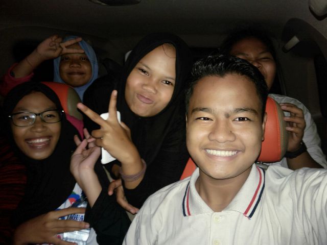 EuisSFMate's tweet photo. Kemaren malem hahah @anggrainidr_ @Alif2312 @MirandaAlovers @Rakaalfiandi_ @novhia_auranti http://t.co/ZKlAIGfmL0