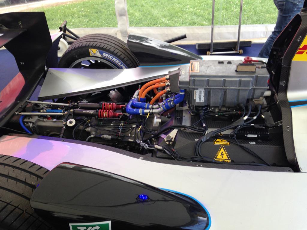 icibearnbigorre's tweet photo. La Formula E présentée au @GPPau2015 avec @bayrou Mike #Parisy et Estaban Ocon. http://t.co/7jh6S8YfCV