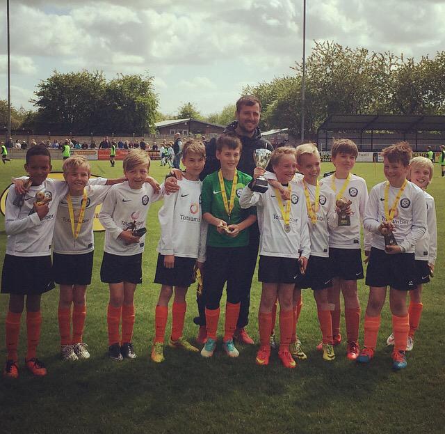 MrsNikkiPotts's tweet photo. Timperley &amp; District JFC U10s Cup Final Winners!!! 🏆⚽️👏🏽 @HaleUnitedJFC @ashstotty http://t.co/6QYklJSp1R