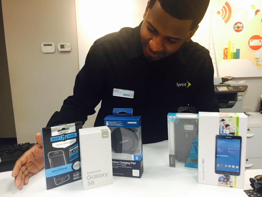 SPRINTchapelST's tweet photo. Isn't it Amazing what you can bundle up ? #Samsungbundle #Sprint #gettingbettereveryday @bthudson3 @marceloclaure http://t.co/Z5ccTkyPcS