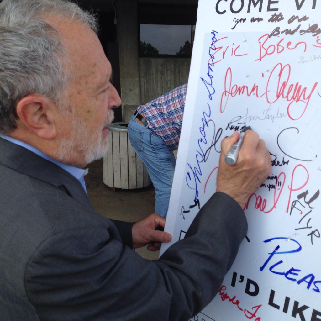 Matthew_Keating's tweet photo. Oh, hello Former Labor Secretary @RBReich! 

#RunWarrenRun #RWRIowa #IACaucus @IowaAFLCIO @iowaworkers @IA_CAN #WFS http://t.co/SWXJJF4zgf