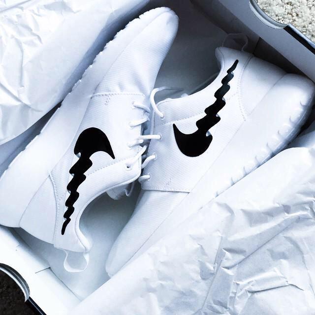NikeGeazz's tweet photo. Custom Nike Roshes http://t.co/ALOIrQToZv