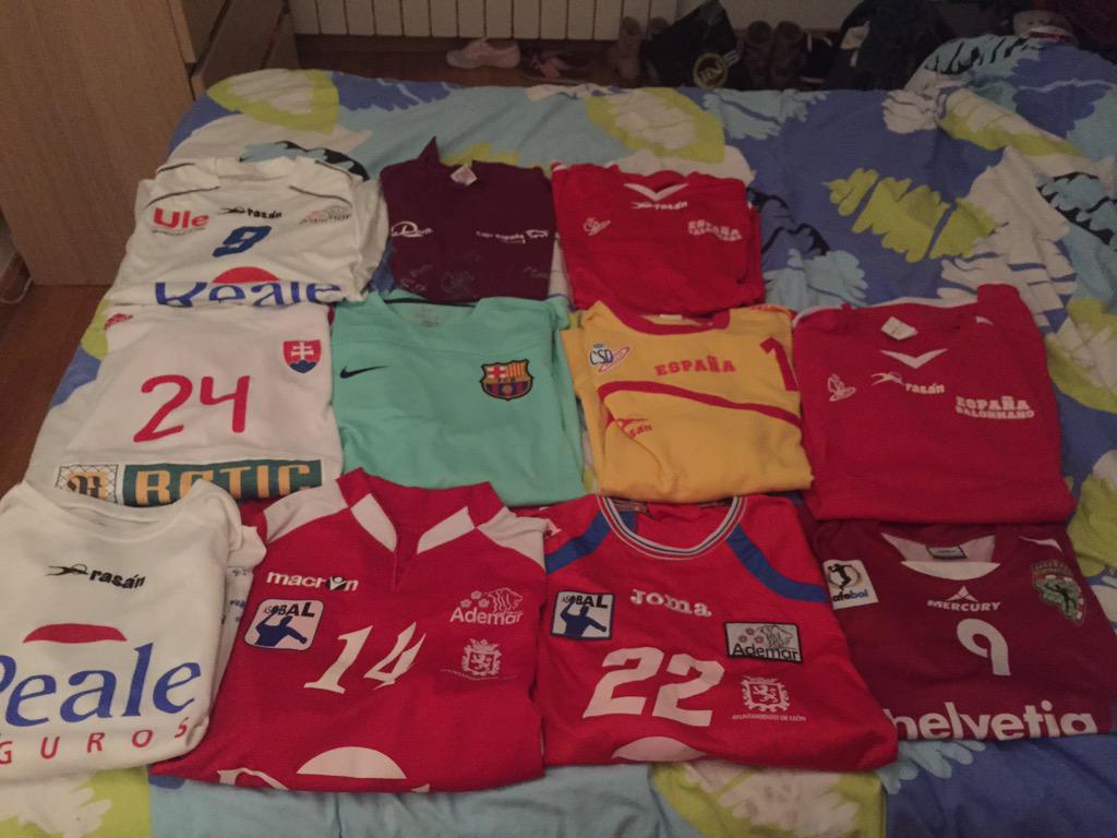 bybjatibol's tweet photo. Mi pequeña colección @SilviaArderius @Viranmorros @nachobiosca @alberto9molina @DiegoPinheiro11 #stranovsky... http://t.co/QBUuOv6FZK