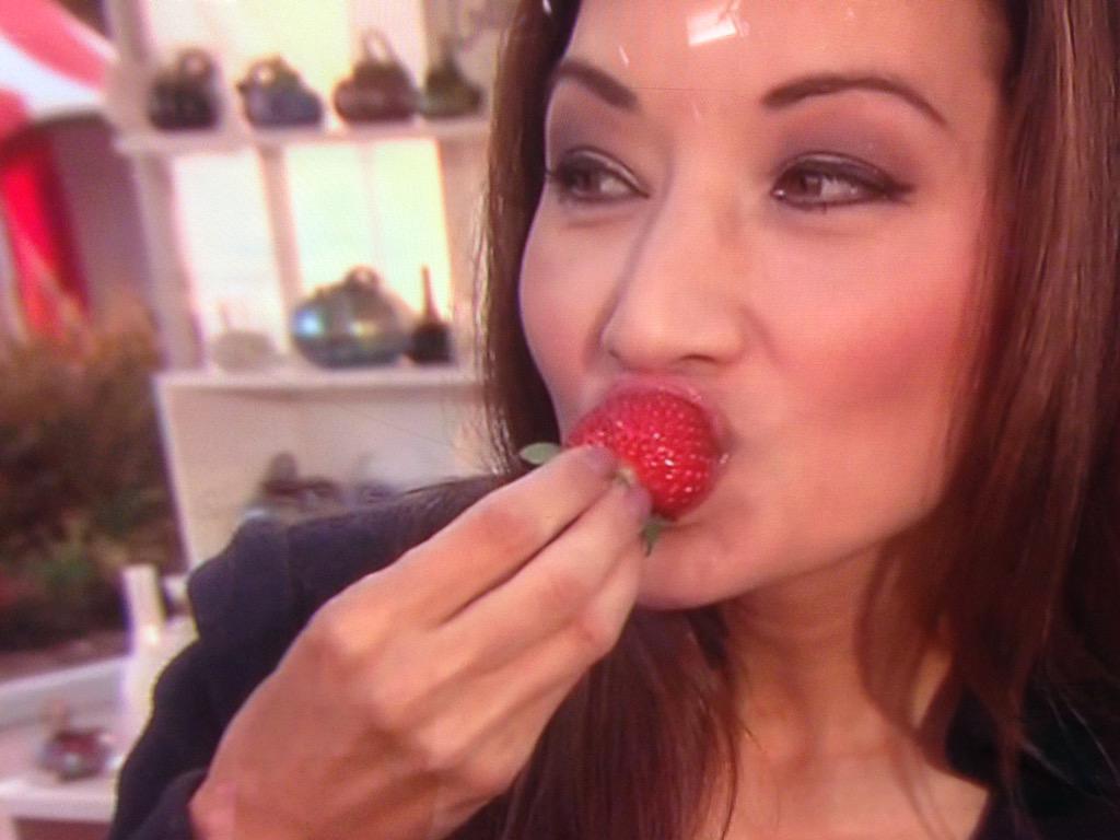 chrisburrous's tweet image. Biting the Berry! @libertechan is about to try and win pie eating contest. Can she do it? @KTLAMorningNews @KTLA RT!