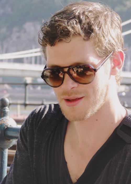 34 anos do sotaque mais maravilhoso
de um sorriso perfeito
de perfeição
Happy Birthday Joseph Morgan From Brazil 