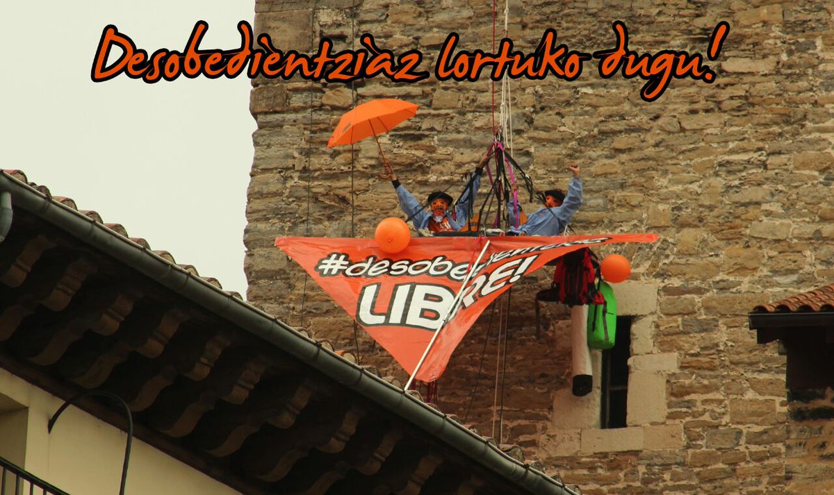 GasteizAnitza's tweet photo. Apaizak EZ esan die ertzainei;ez die utziko gora igotzen, gazteak bertan egoteko baimena eman dielako. #ResistGasteiz http://t.co/aSQ7pO8uvY