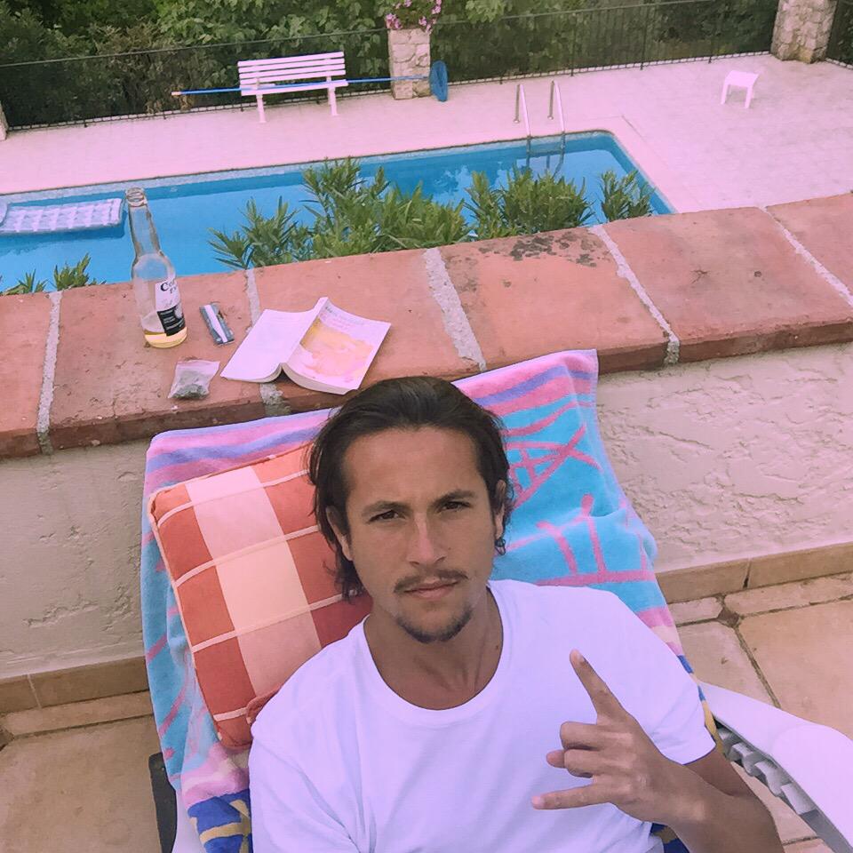 NekfeuInfo's tweet photo. Tranquille dans le sud avant #FeuLe8Juin @nekfeu Pour preco : https://t.co/cSaJnrxA12 http://t.co/Kgab2pqcGu