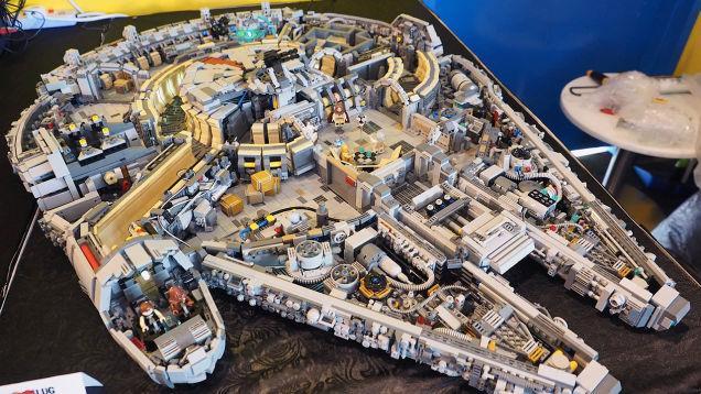 GizmodoES's tweet photo. El interior del Halcón Milenario hecho de LEGO es una obra de arte http://t.co/xKixIyRqcJ http://t.co/DO8bKPDvFk