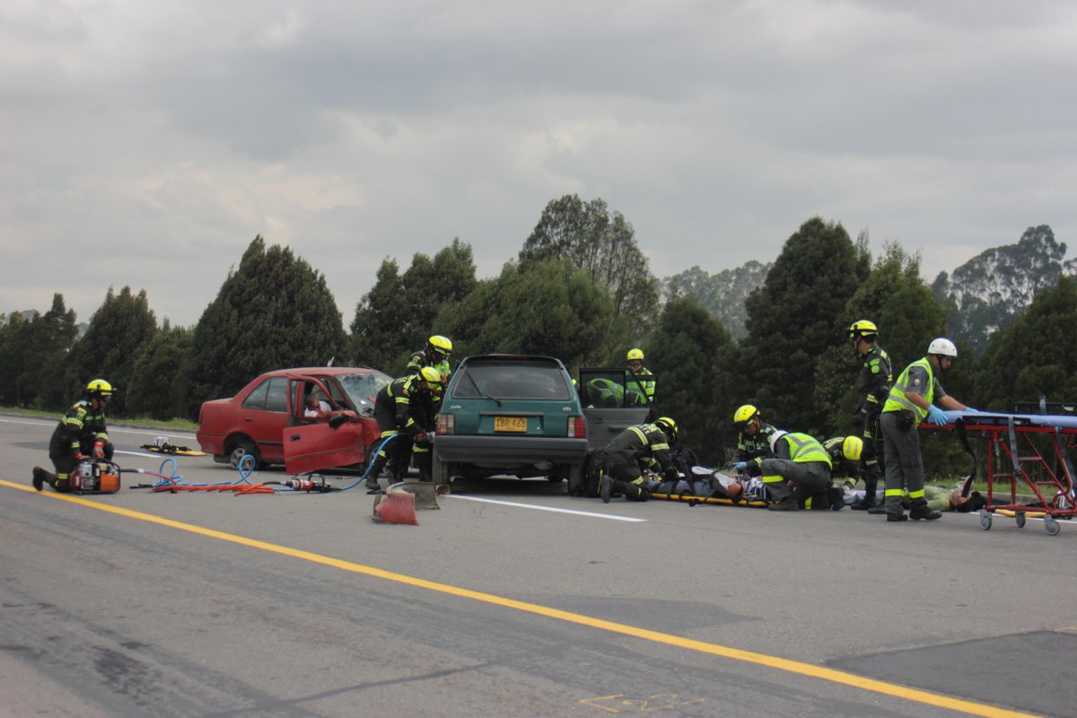 TransitoPolicia's tweet photo. #SeguridadVial En la vía no te apresures, es mejor llegar tarde que mal estrellado. #PuenteFestivo. http://t.co/HQj3NUYBBV