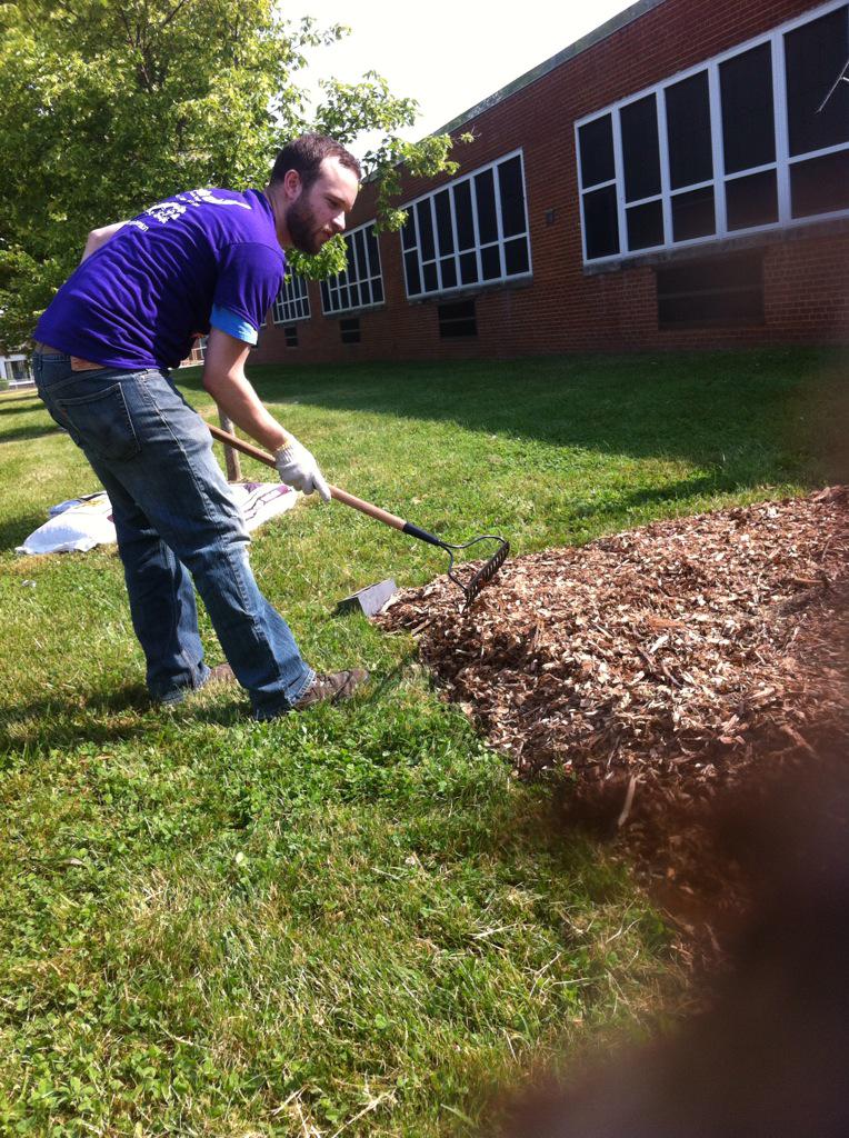 Steve_Lannen's tweet photo. @KenyonDC @KenyonCollege alumni at Hope Harrod '98 school for Middle Path Day. #kcmpd #hodcmay15 http://t.co/fDnWoThGE7