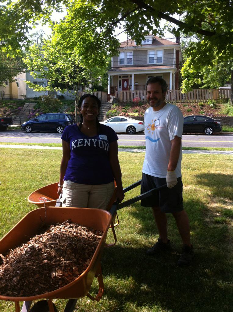 Steve_Lannen's tweet photo. @KenyonDC @KenyonCollege alumni at Hope Harrod '98 school for Middle Path Day. #kcmpd #hodcmay15 http://t.co/fDnWoThGE7