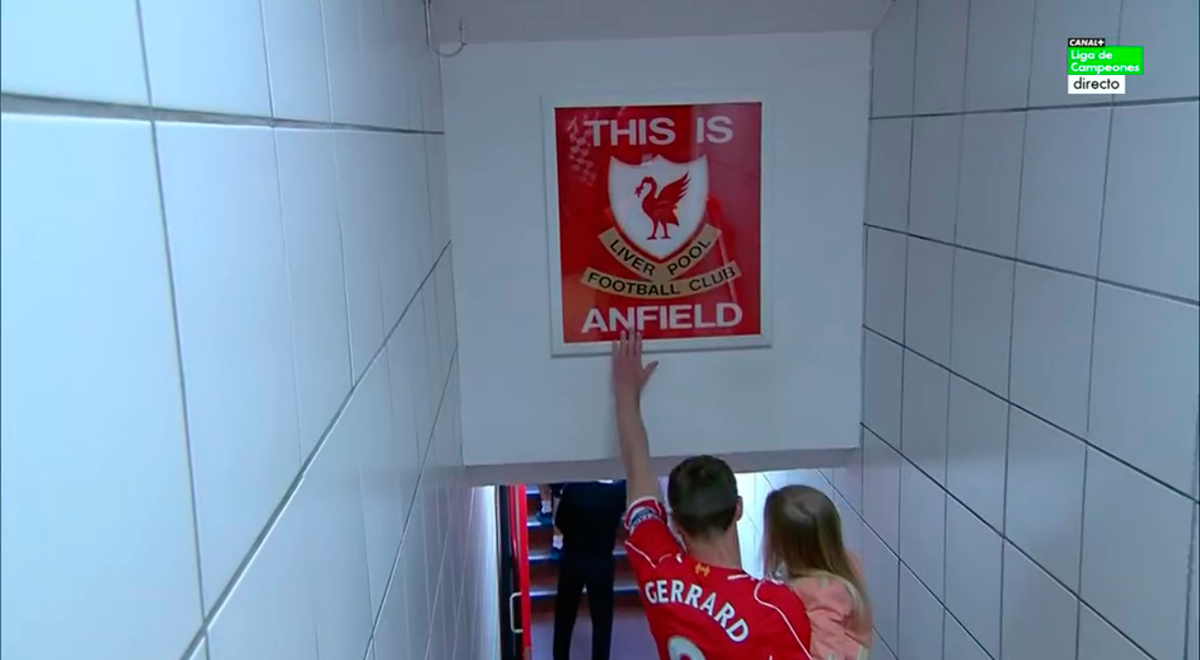 MPlusDeportes's tweet photo. La última que el mito atraviesa ese túnel, que su mano acaricia ese escudo... #ThanksStevie http://t.co/wJCaoIscMv