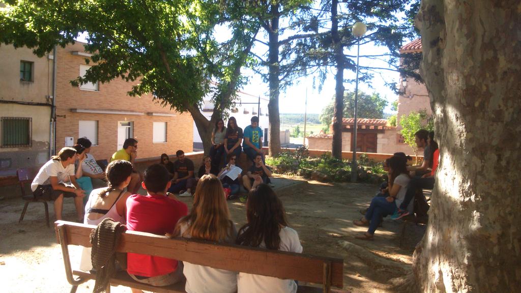 c_fontanars's tweet photo. Reunió amb els Joves amb Compromís de Fontanars, compartint idees per fer de Fontanars un poble més viu! http://t.co/ElZyowjrNV