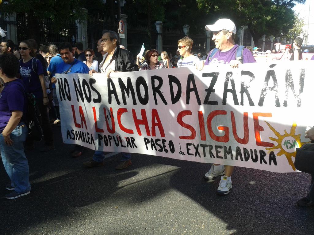 appaseoextremad's tweet photo. Ya estamos en Cibeles. Han pasado 4 años desde que gritamos que lo queremos todo. #Feliz15M #2015MAniversario http://t.co/yNfSYrNA6E