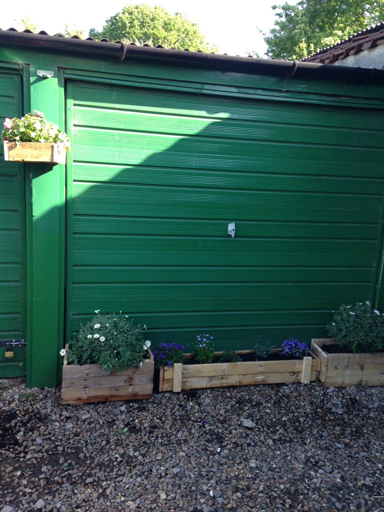 JuneWatmore's tweet image. Pallets in their old &amp;amp; new form-flowers ready for #sunbury #openstudio weekend 19-21 June 🌻🌺🌹🌷💐