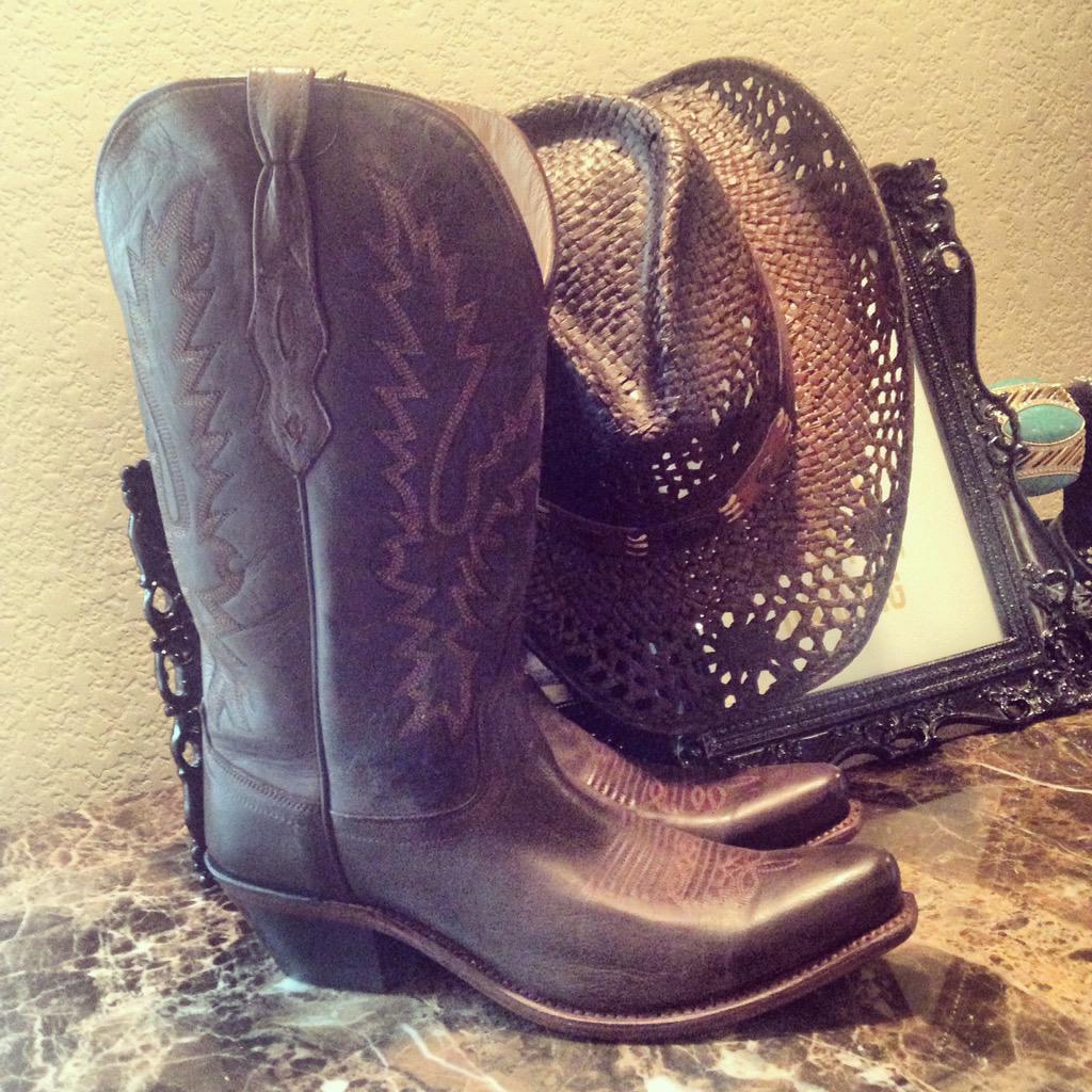 DawnNeufeld's tweet photo. Got your boots ready @KrisGutierrez? See you tonight at #XORanch for @silverdollartx benefiting #SCCTexas http://t.co/ivT20ISHG4
