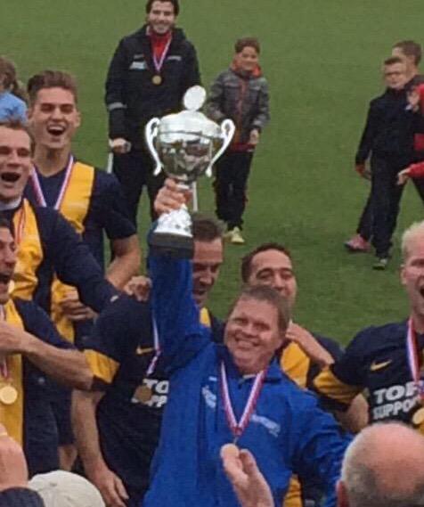 excelsior31's tweet photo. Nog even een voetnoot, grote klasse van @JohnLubbers dat hij samen met Ryan de beker ophaalde. http://t.co/uQVpTpyJO0