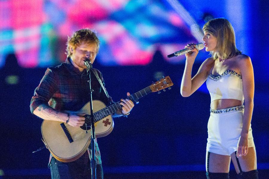 TeamSheeranBRA's tweet photo. Ed com Taylor no palco principal #8 ☺ #edsheeran #tedbr #RockInRioUSA http://t.co/eetb9eKE4M